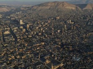 أجواء سديمية مغبرة.. وهطولات مطرية في مناطق متفرقة