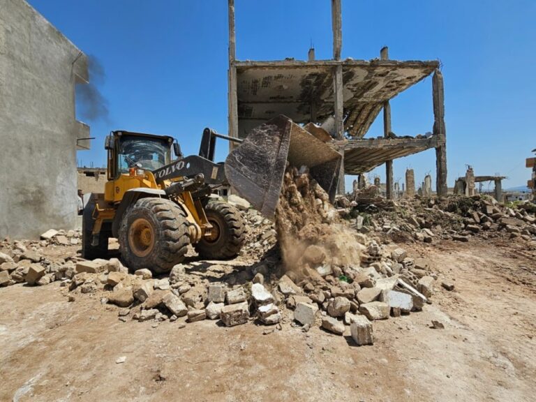 حماة.. حملة متواصلة لإزالة الأنقاض في كفرزيتا تمهيداً لإعادة المهجرين