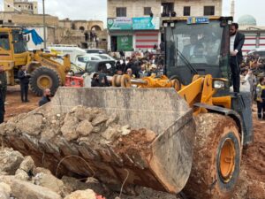 البدء بأعمال إزالة الأنقاض في منطقتي سمعان الشمالية وإعزاز بريف حلب