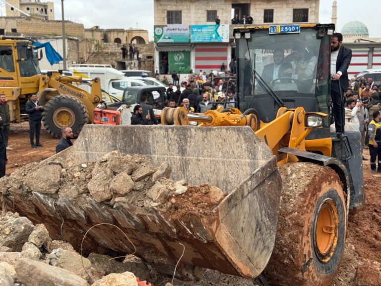 البدء بأعمال إزالة الأنقاض في منطقتي سمعان الشمالية وإعزاز بريف حلب