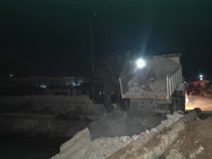 إجراء صيانة عاجلة للجسر الترابي في مدينة دير الزور