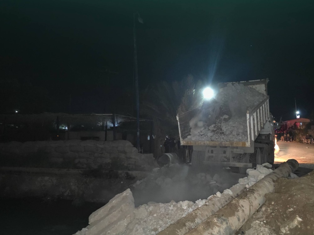 إجراء صيانة عاجلة للجسر الترابي في مدينة دير الزور