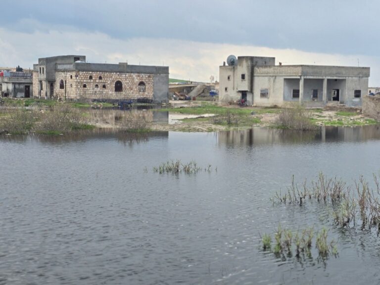 تضرر عشرات المنازل جراء انهيار سد السيحة الترابي في ريف إدلب الشرقي