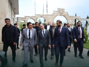 وفد حكومي يطّلع على واقع محكمة وسجن تل براك تمهيداً لإعادة تفعيل العمل القضائي