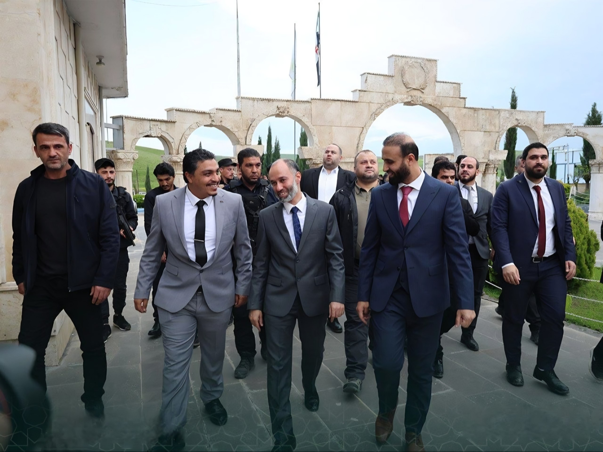 وفد حكومي يطّلع على واقع محكمة وسجن تل براك تمهيداً لإعادة تفعيل العمل القضائي