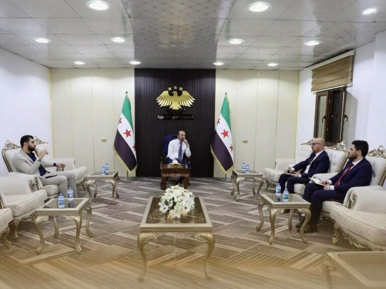 محافظ الرقة يبحث مع مدير التنمية الإدارية قضايا الموظفين المفصولين وآلية علاجها