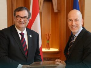 حاكم مصرف سوريا المركزي يبحث في فيينا إعادة فتح الحسابات المصرفية مع النمسا