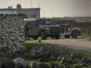 الاحتلال الإسرائيلي ينفذ عمليات دهم وتفتيش في قرية الأصبح بريف القنيطرة