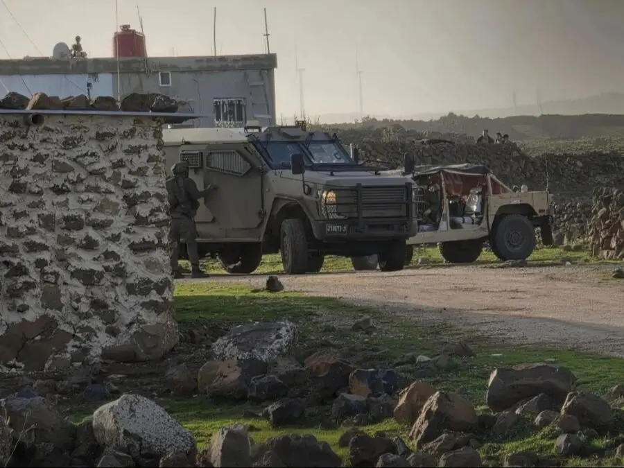 الاحتلال الإسرائيلي ينفذ عمليات دهم وتفتيش في قرية الأصبح بريف القنيطرة