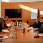 وزير الاقتصاد والقائم بأعمال السفارة في برلين يبحثان مع مسوؤلين ألمان تعزيز العلاقات المشتركة