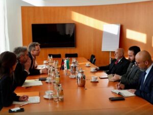 وزير الاقتصاد والقائم بأعمال السفارة في برلين يبحثان مع مسوؤلين ألمان تعزيز العلاقات المشتركة