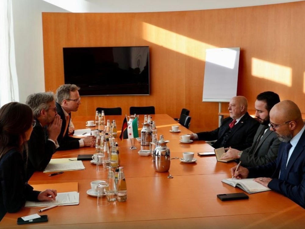 وزير الاقتصاد والقائم بأعمال السفارة في برلين يبحثان مع مسوؤلين ألمان تعزيز العلاقات المشتركة