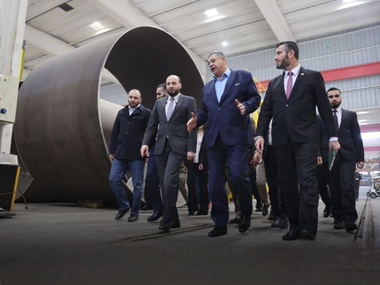 وزير الطاقة يجري جولة في حسياء لتفقد عنفات مشروع الطاقة الريحية