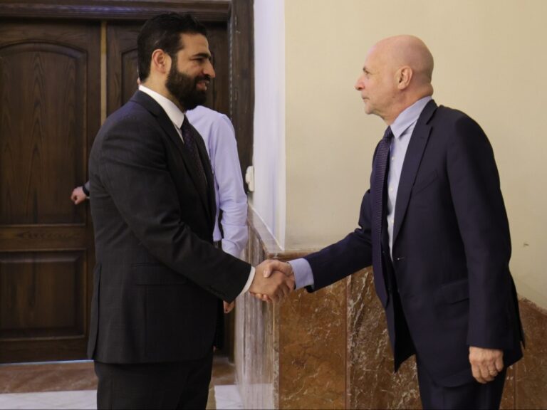 وزير الداخلية يستعرض المستجدات الأمنية مع نائب مبعوث الأمم المتحدة في دمشق