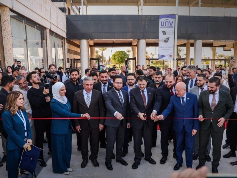 وزير النقل يؤكد أهمية الرقمنة في تعزيز بيئة الأعمال ويشيد بمعرض “سيريا هايتك”