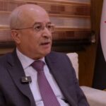 وزير النقل: نعمل على استعادة دورها كممر إقليمي لعبور البضائع بين أوروبا والخليج أكد وزير النقل يعرب بدر، الأحد 24 أيار، أن سوريا تعمل على استعادة دورها التاريخي كجسر بري وممر إقليمي لعبور البضائع بين أوروبا والخليج العربي، عبر حزمة من الإجراءات والتفاهمات الإقليمية الهادفة إلى إعادة تنشيط حركة الترانزيت وتطوير الربط السككي مع دول الجوار. وأوضح الوزير أن الحكومة تواصل جهودها لإعادة تفعيل ممرات الترانزيت وتبسيط إجراءات العبور والتخليص، بما يضمن سلاسة حركة الشاحنات ورفع كفاءة الخدمات المقدمة لقطاعي النقل والتجارة، بحسب وكالة "سانا". وفيما يخص استعادة حركة الترانزيت، أشار بدر إلى أن حركة الترانزيت عبر سوريا قبل عام 2011 كانت تشهد عبور ما بين 100 و115 ألف شاحنة سنوياً، ضمن شبكة تجارة تربط تركيا والخليج العربي وأوروبا، مؤكداً أن استعادة هذه الحركة ممكنة بشكل فوري مع دول الجوار في حال استكمال التفاهمات القائمة مع تركيا والأردن والسعودية. كما لفت إلى أن قطاع النقل السككي يحتاج إلى وقت أطول لإعادة تفعيله بسبب الأضرار التي لحقت بالبنية التحتية، موضحاً أن هناك تفاهمات قائمة لإعادة تأهيل الخطوط مع الأردن وتركيا، إضافة إلى مشروع استراتيجي لإنشاء خط سكة حديد حديث يربط دمشق بالأردن وصولاً إلى السعودية. وعن دعم البنك الدولي، كشف الوزير أن العمل يجري بالتعاون مع البنك الدولي لتقديم دعم فني وتمويلي لقطاع السكك الحديدية في سوريا، بقيمة تقديرية تتراوح بين 65 و200 مليون دولار على شكل منح، مبيناً أن الأولوية تتركز على إعادة تفعيل السكك الحديدية كممر ترانزيت يربط تركيا بسوريا والأردن والعراق. ونوه وزير النقل بمذكرة التفاهم التي وقّعت بين المؤسسة العامة للخطوط الحديدية السورية، وشركة محطة حاويات اللاذقية الدولية /ش.م.م/، لربط المنطقتين الساحلية والداخلية عبر السكك الحديدية، لتعزيز التعاون في مجال نقل الحاويات من مرفأ اللاذقية إلى المرافئ الجافة في عدرا وحسياء وحلب، بما يسهم في تطوير منظومة النقل والخدمات اللوجستية في سوريا. وكان وزير النقل قد بحث، في 13 أيار، مع بعثة البنك الدولي برئاسة جان كريستوف كاريه، الخطوات التنفيذية المتعلقة بمشروع تطوير وتأهيل السكك الحديدية في سوريا، في إطار متابعة المباحثات الجارية للحصول على دعم البنك الدولي للمشروع. وفي 6 أيار، كان الوزير قد عقد اجتماعاً مع ممثلي الشركة التقنية الهندسية للخطوط الحديدية التركية، بحضور مدير الخط الحديدي الحجازي محمد العجمي، لبحث التقدم في مشاريع الربط السككي والخطط المستقبلية.