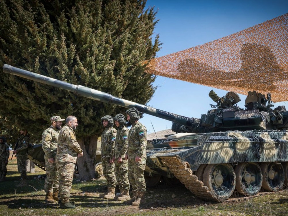 وزير الدفاع يجري جولة تفقدية إلى لواء المدرعات