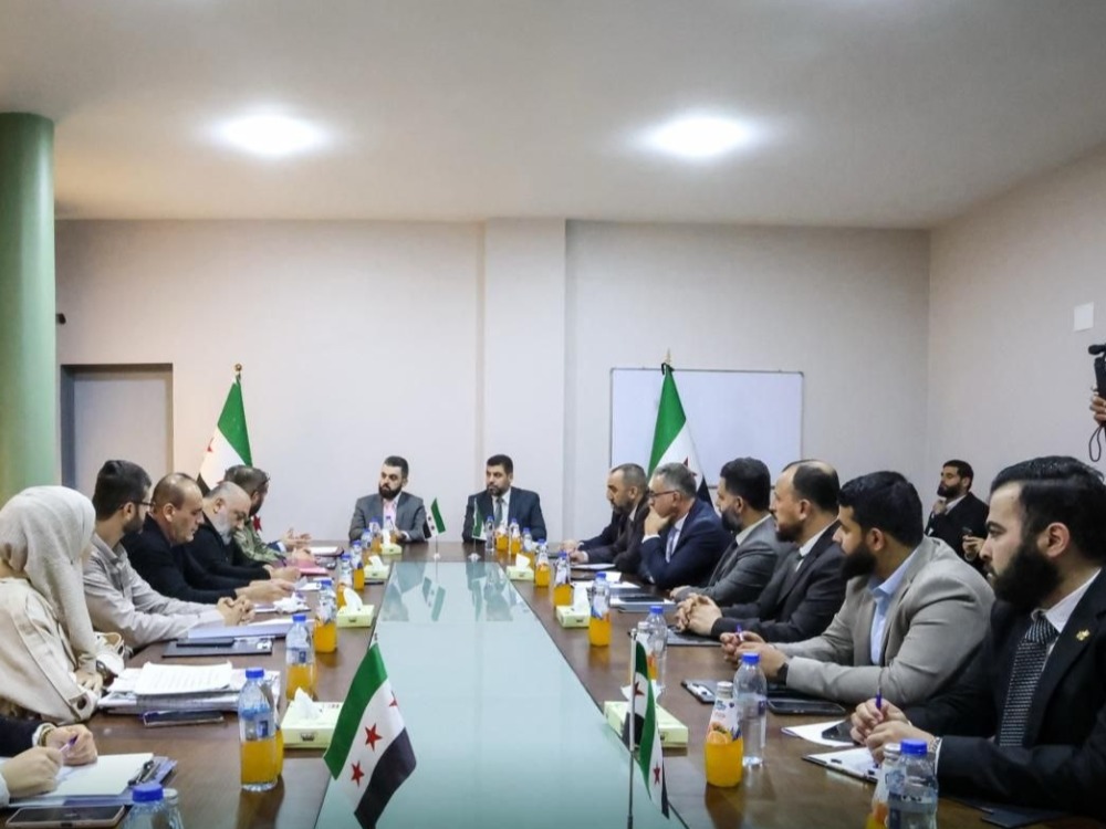 وزير الإدارة المحلية يوجّه بتسريع رقمنة المصالح العقارية في اللاذقية