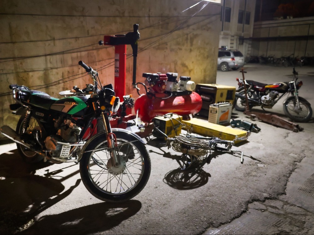 حماة.. القبض على عصابة تمتهن سرقة المحالّ التجارية والدراجات النارية