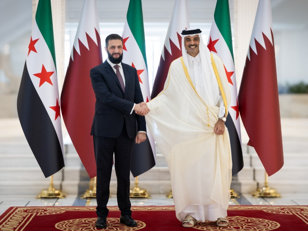 الرئيس الشرع يلتقي أمير دولة قطر خلال زيارة رسمية للدوحة