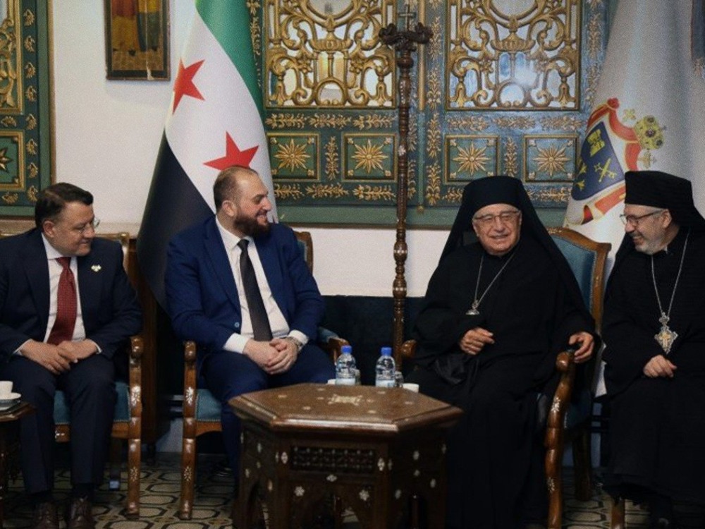 محافظ دمشق ينقل تهاني الرئيس الشرع للبطريركين أفرام الثاني والعبسي بعيد الفصح