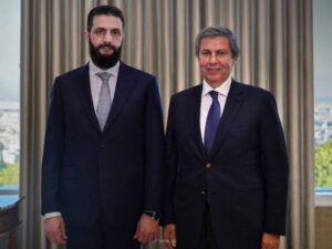 الرئيس الشرع يبحث تطوير صناعة النسيج مع رجل الأعمال شرباتي