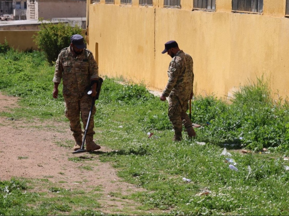 محافظة إدلب: فرق الهندسة تواصل إزالة مخلفات النظام البائد في خان شيخون