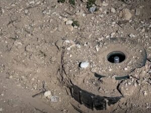 الرقة.. إصابة شخص بانفجار لغم من مخلّفات قسد بمخيم عين عيسى