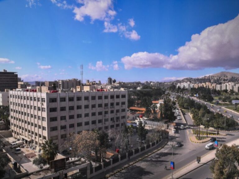 طقس غائم جزئياً والحرارة أدنى من معدلاتها