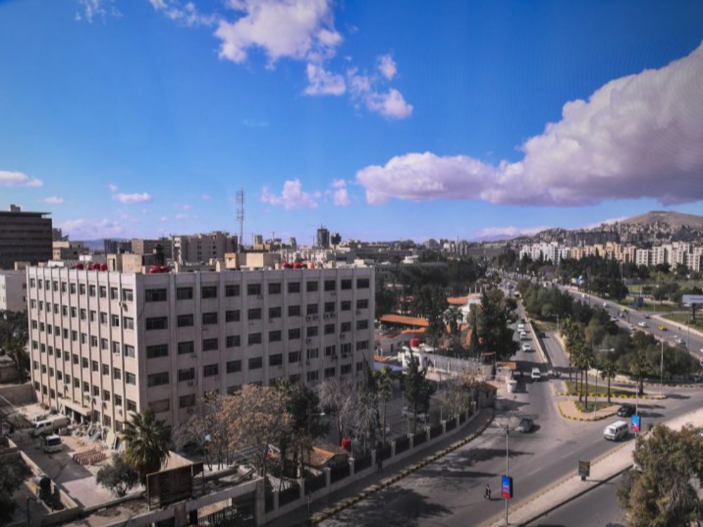 طقس غائم جزئياً والحرارة أدنى من معدلاتها