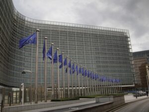 المفوضية الأوروبية تقترح استئناف العمل باتفاقية التعاون مع سوريا