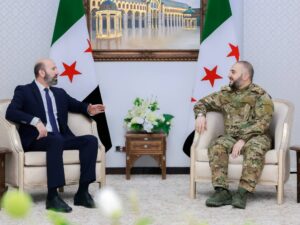 وزير الدفاع يناقش تعزيز دور الجيش في ترسيخ الأمن مع محافظ الرقة