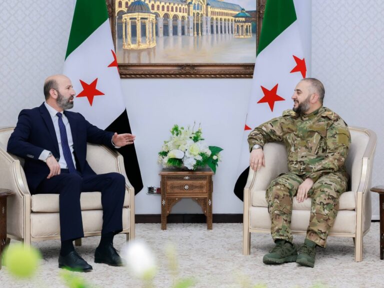 وزير الدفاع يناقش تعزيز دور الجيش في ترسيخ الأمن مع محافظ الرقة