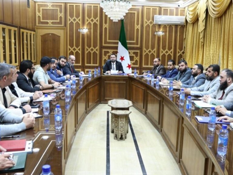 بحث وزير العدل مظهر الويس في اجتماع موسع ضمّ رؤساء إدارات القضاء العسكري في المحافظات آليات تطوير العمل القضائي وتعزيز التنسيق بين الإدارات.