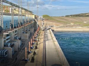 معاون وزير الطاقة يتفقد سد تشرين ويعلن خطة طارئة للصيانة