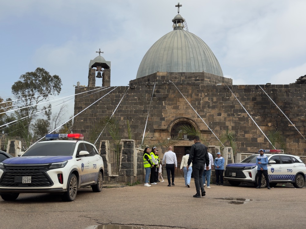درعا.. انتشار الشرطة السياحية أمام الكنائس لتأمين المصلين