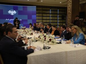 بحضور وزراء ومحافظين.. الخارجية تنظم اجتماعاً مع وفد أممي لمناقشة "سوريا بلا مخيمات"