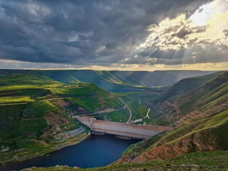 الطقس بين الصحو والغائم جزئياً وهطولات مطرية في مناطق متفرقة