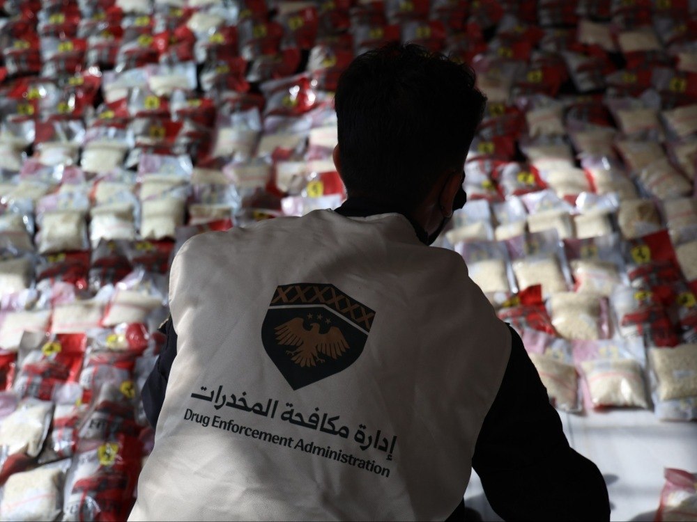 بالتنسيق مع العراق.. الداخلية تفكك شبكة تهريب مخدرات وتضبط 1.7 مليون حبة كبتاغون