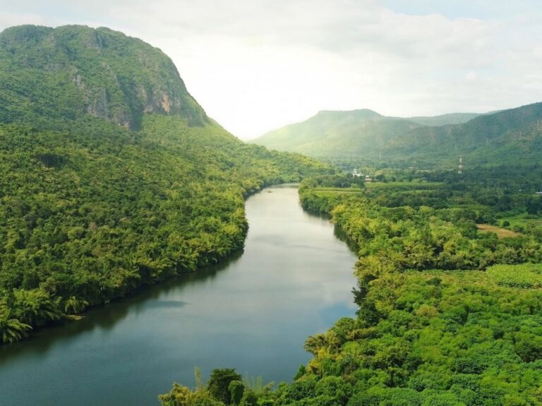 زخات مطرية رعدية في مناطق متفرقة.. والحرارة أعلى من معدلاتها