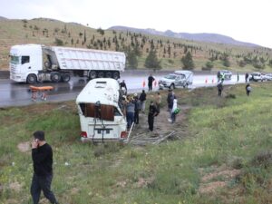 إصابة 12 مدنياً بتدهور حافلة على طريق دمشق-حمص بسبب الأمطار