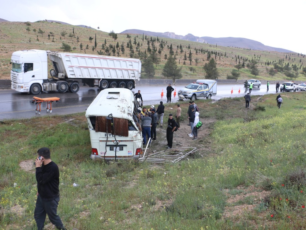 إصابة 12 مدنياً بتدهور حافلة على طريق دمشق-حمص بسبب الأمطار