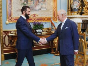 الرئيس الشرع يلتقي الملك تشارلز الثالث في لندن ويبحثان تعزيز التعاون الثنائي