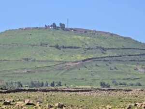 قصف مدفعي للاحتلال الإسرائيلي على محيط التل الأحمر بريف القنيطرة