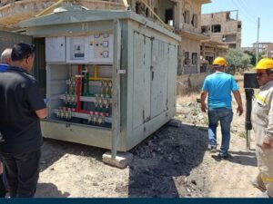 تركيب محولة كهربائية جديدة لتحسين التغذية في حيّي الحميدية وخسارات بدير الزور