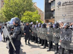 قوانين جديدة لتنظيم الاحتجاجات: ترخيص خلال 5 أيام ومراجعة الهتافات