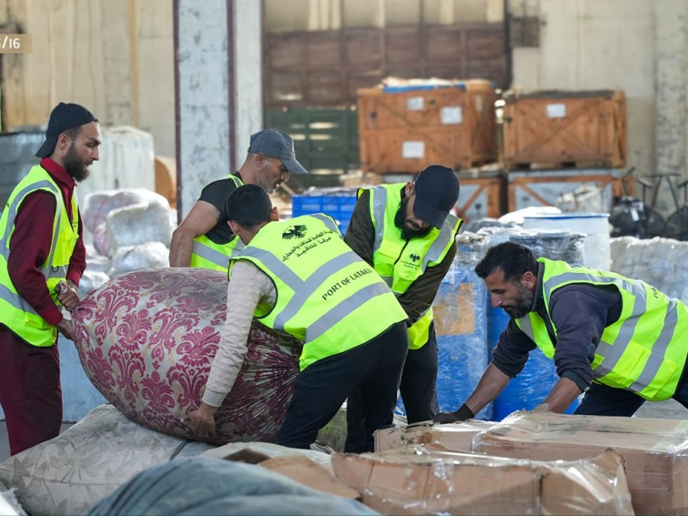 بدء تسليم أمتعة لـ300 عائلة احتجزها النظام البائد بمرفأ اللاذقية