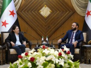 محافظ حلب يبحث مع وفد أممي واقع المخيمات وسبل دعم العودة