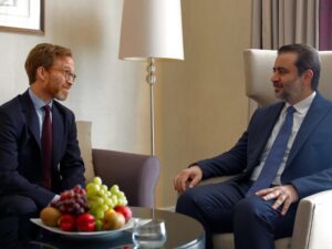 وزير الخارجية يلتقي مسؤول في المجلس الأوروبي للعلاقات الخارجية