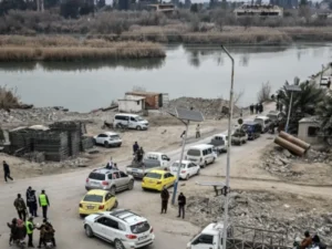 إغلاق الجسر الترابي بدير الزور مع ارتفاع منسوب الفرات